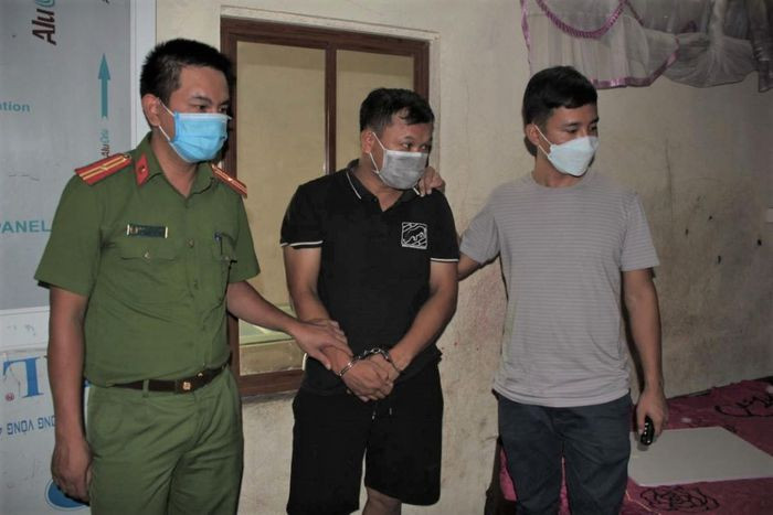 Đột nhập công ty phá 2 két sắt trộm gần 1 tỷ đồng: Lợi dụng sơ hở, Trần Văn Linh (SN 1988, trú huyện Nghĩa Đàn, Nghệ An) đột nhập vào phòng chứa két sắt của một công ty ở TP Vinh. Tại đây, Linh dùng máy cắt kim loại và búa để phá 2 két sắt, trộm tiền và nhiều tài sản rồi mang về phòng trọ cất giấu và tiêu xài cá nhân. Ngày 9/10, Công an TP Vinh cho biết vừa bắt giữ Linh.