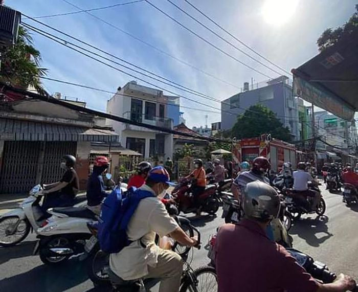 Cô gái không mặc quần la hét trên mái nhà, đòi nhảy lầu: Sáng 13/12, nhiều người dân xung quanh căn nhà 2 tầng tại phường 12, quận Bình Thạnh, TP HCM phát hiện một cô gái không mặc quần la hét, nhảy múa trên nóc căn nhà. Cô gái này còn dọa sẽ nhảy lầu nên người dân báo cảnh sát. Nhận tin báo, lực lượng chức năng đã nhanh chóng tới hiện trường giải cứu cô gái này. Được biết, cô gái có biểu hiện nghi ngáo đá.