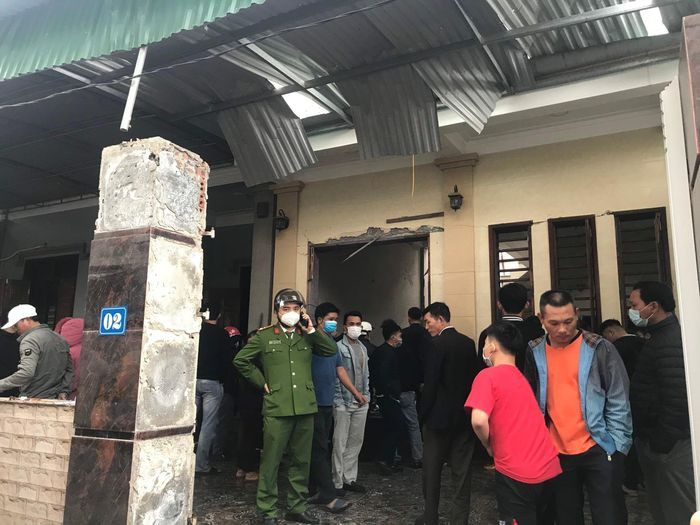 Nhà 2 tầng hư hỏng nặng sau tiếng nổ lớn như bom: Chiều 13/12 tại một căn nhà 2 tầng ở xóm 6, xã Nghi Phú, thành phố Vinh, Nghệ An người dân nghe thấy một tiếng nổ lớn phát ra từ nhà này. Khi tới kiểm tra, người dân phát hiện chủ căn nhà là anh L. bị thương nặng, người đầy máu nên đưa tới bệnh viện cấp cứu. Tại hiện trường, căn nhà 2 tầng của anh L. hư hỏng nghiêm trọng.