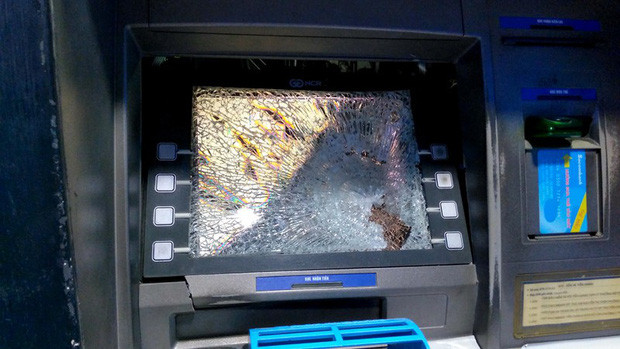 Phá trụ ATM vì máy nuốt thẻ: Do bực tức vì bị nuốt thẻ nên một người Hàn Quốc đã đạp, giật bung cánh cửa trụ ATM Vietcombank ở phường Lộc Thọ, TP Nha Trang, Khánh Hòa. Ngày 13/12, Công an phường Lộc Thọ cho biết, đã lập hồ sơ vụ việc để có căn cứ xử lý theo quy định của pháp luật đối với người này.
