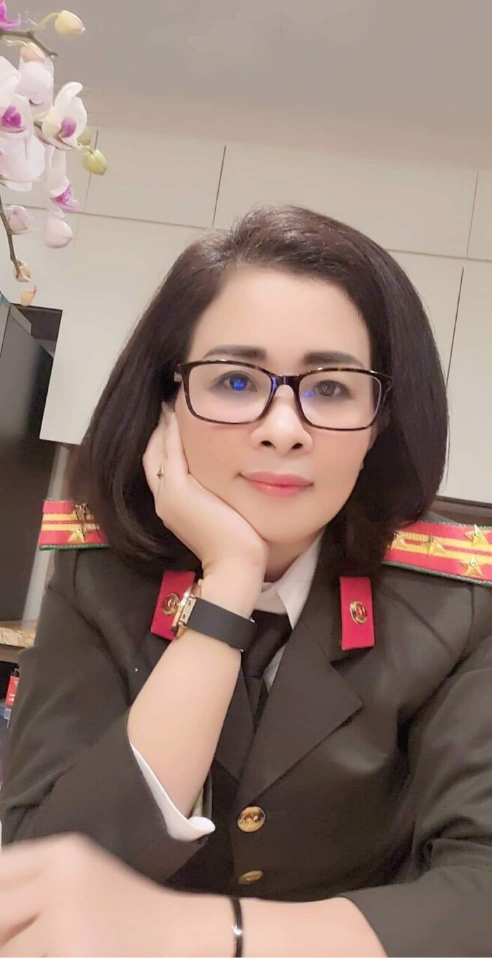 Trước đó, Công an quận Bắc Từ Liêm, Hà Nội tiếp nhận đơn tố giác của vợ chồng anh Phạm Quang V. và chị Vương H., trú tại phường Phúc Diễn, quận Bắc Từ Liêm về việc bà Mai Thị Lan đã 4 lần vay với tổng số tiền 1 tỷ đồng, nhưng mới trả được 88 triệu và có dấu hiệu bỏ trốn. Nhận đơn trình báo, Công an quận Bắc Từ Liêm đã nhanh chóng xác minh, điều tra và làm rõ nhân thân lai lịch đối tượng thực hiện hành vi lừa đảo chiếm đoạt tài sản của vợ chồng anh V. và chị H, là Mai Thị Lan.