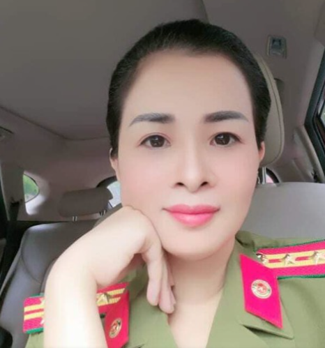 Mặc quân phục của lực lượng Công an, đeo quân hàm đại tá thế nhưng thực chất Mai Thị Lan (SN 1977, ở phường Giảng Võ, Ba Đình, Hà Nội) không có nghề nghiệp ổn định, thường xuyên mạo nhận đang công tác tại Bộ Công an nhằm xây dựng lòng tin với mục đích lừa đảo chiếm đoạt tài sản của các bị hại lên tới hơn 20 tỷ đồng. 