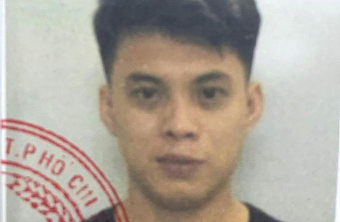 Truy nã thành viên băng cướp kéo lê cô gái trên đường: Ngày 28/10, Công an quận 1, TP HCM đã ra quyết định truy nã Huỳnh Ngọc Nhẫn về tội "Cướp giật tài sản". Nhẫn là thành viên trong băng cướp gây ra vụ giật túi xách làm cô gái bị kéo lê trên đường vào 2 năm trước.