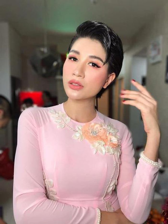 Trang Trần bị phạt hành chính 7,5 triệu đồng: Ngày 28/10, Sở Thông tin - Truyền thông TP HCM cho biết vừa quyết định xử phạt hành chính Trần Thị Trang (cựu người mẫu Trang Trần) 7,5 triệu đồng vì phát ngôn phản cảm, không chuẩn mực trên mạng xã hội.