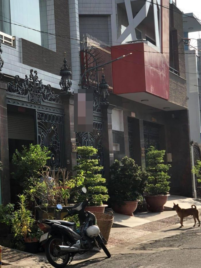Cụ bà tử vong khi rơi từ tầng cao xuống đất tử vong: Sáng 28/10, một số người dân sinh sống tại phường Hiệp Tân (quận Tân Phú, TP HCM) nghe tiếng động mạnh phát ra ở căn nhà cao tầng. Khi ra tới trước căn nhà thì người dân phát hiện cụ bà (khoảng 70 tuổi, là người sống trong căn nhà) nằm vắt ngang trên cổng lối ra vào. Qua kiểm tra, cụ bà đã tử vong.