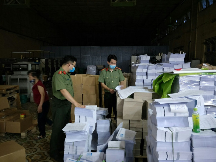 Cơ quan CSĐT xác định, kết quả điều tra bước đầu cho thấy lợi nhuận thu được từ số sách giả này khoảng 50 tỷ đồng. Đây là đường dây sản xuất, tiêu thụ sách giả với số lượng lớn nhất cả nước từ trước tới nay bị phát hiện. (Ảnh minh họa)