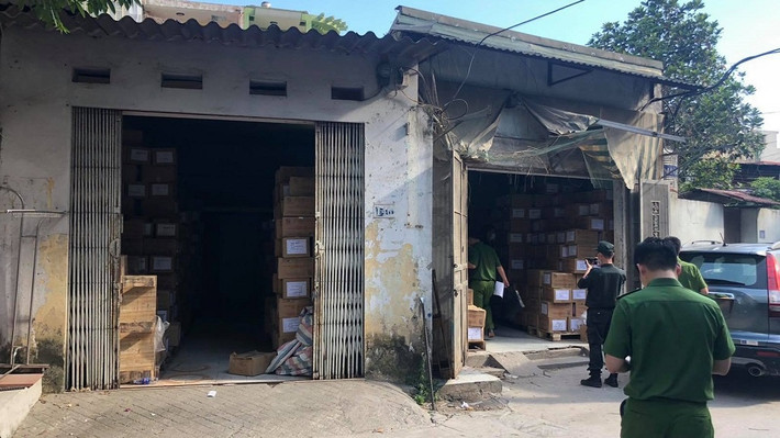 Cùng với đó, Hoàng Thị Ánh Vân (SN 1983, Kế toán trưởng Công ty Cổ phần In và Văn hóa truyền thông Hà Nội); Nguyễn Đức Khương (SN 1980, Chủ xưởng gia công sách Công ty Cổ phần In và Văn hóa truyền thông Hà Nội); Đỗ Đức Thắng (SN 1972, nhân viên thiết kế đồ họa Công ty Cổ phần In và Văn hóa truyền thông Hà Nội) và Nguyễn Hữu Trung (SN 1980, nhân viên Công ty TNHH Thương mại và Sản xuất Phú Hưng Phát) cũng bị khởi tố để điều tra về cùng hành vi trên. (Ảnh minh họa)