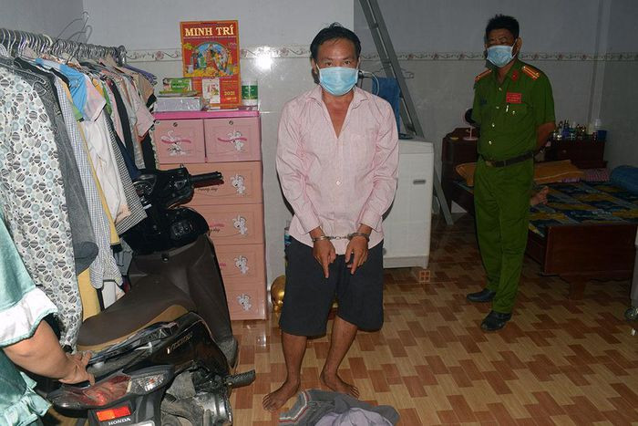 Cắt ống quần của nữ chủ nhà, trùm kín mặt để cướp: Mai Hồng Chí (trú thị xã Duyên Hải, Trà Vinh) nửa đêm đột nhập vào nhà người phụ nữ ở thị xã Duyên Hải cắt ống quần của nữ gia chủ để trộm cắp. Khi chị K. phát hiện bị Chí dùng dao khống chế cướp lấy ví tiền, bên trong có hơn 1 triệu đồng rồi tẩu thoát. Ngày 19/8, Chí bị CA thị xã Duyên Hải bắt tạm giam.