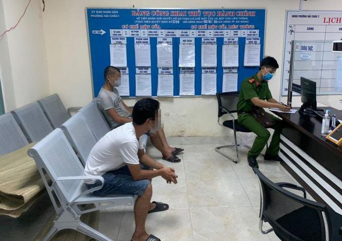 Hai thanh niên vượt chốt kiểm dịch để mua rượu: Hai thanh niên từ khu vực vùng xanh (tại quận Hải Châu, Đà Nẵng) cố tình thông chốt kiểm dịch để ra ngoài mua rượu bất chấp việc toàn TP Đà Nẵng đang thực hiện ai ở đâu thì ở đó. Ngày 19/8, Công an phường Hải Châu 1 (quận Hải Châu) đã lập đề xuất xử phạt 2 nam thanh 15 triệu đồng.