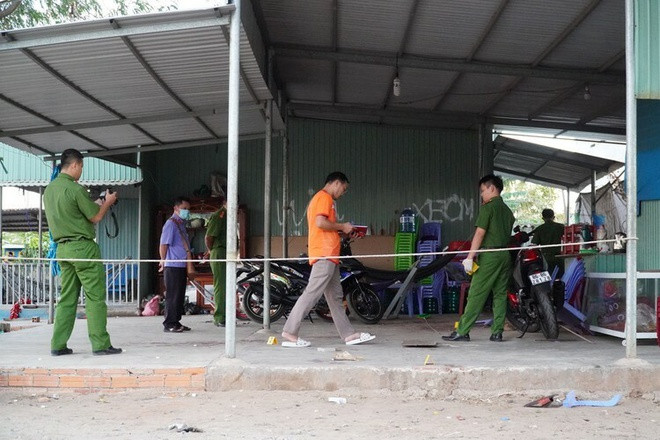 Người đàn ông bị đâm tử vong trong lúc nhậu: Trần Văn Hải (47 tuổi, ngụ huyện Cư M’gar, Đắk Lắk) đang ngồi nhậu với ông Bùi Đức Thuận (65 tuổi, ngụ cùng địa phương) và nhóm bạn thì 2 bên xảy ra mâu thuẫn. Nghi phạm dùng dao đâm chết ông Thuận rồi đến cơ quan công an đầu thú. Ngày 19/8, Hải bị Công an tỉnh Đắk Lắk tạm giữ.