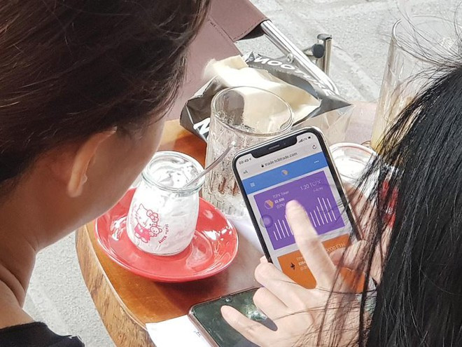 Những người tham gia đầu tư loại hình này cho biết, khi đầu tư vào Coolcat app nhà đầu tư sẽ có thu nhập từ 2 nguồn chính là: Thu nhập khi giao dịch và nhận hoa hồng đại lý. Có 6 gói bảo hiểm được giới thiệu với các mức tiền đầu tư từ 1,3 triệu đồng cho đến 213 triệu đồng, tương ứng sẽ nhận lại mức lợi nhuận hằng ngày từ 18.000 đồng cho đến mức cao nhất là 6.200.000 đồng.