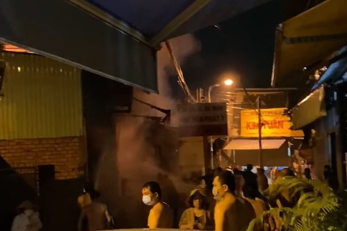 Lực lượng phòng cháy chữa cháy sau đó được huy động đến hiện trường để dập lửa, giải cứu các nạn nhân. Đến khoảng 1h ngày 19/8, vụ cháy được khống chế hoàn toàn. Thời điểm xảy ra cháy bên trong có 5 người trong một gia đình. Vụ cháy đã khiến ít nhất 3 người tử vong, 2 người khác bị thương được đưa cấp cứu.