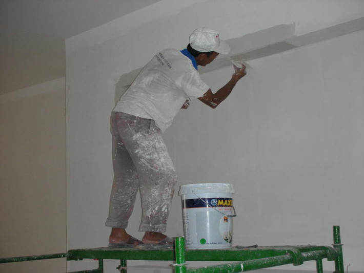 Tiến hành xác minh về Dũng, các điều tra viên được biết, sau khi không chung sống với chị H, Dũng đã xin đi làm thợ sơn và thuê trọ tại nhà chủ cũng ở thị trấn Mộc Châu. Khi tìm đến khu trọ, người chủ của Dũng cho hay, tối 15/2/2016 anh ta nhận được điện thoại của bà L. về việc Dũng đến nhà quấy rối. Tầm nửa đêm, Dũng mò về thì bị chủ nhà thông báo cho nghỉ việc, đuổi ra khỏi khu trọ. Kể từ đấy Dũng đi đâu, làm gì không ai hay biết.(Ảnh minh họa, nguồn internet)