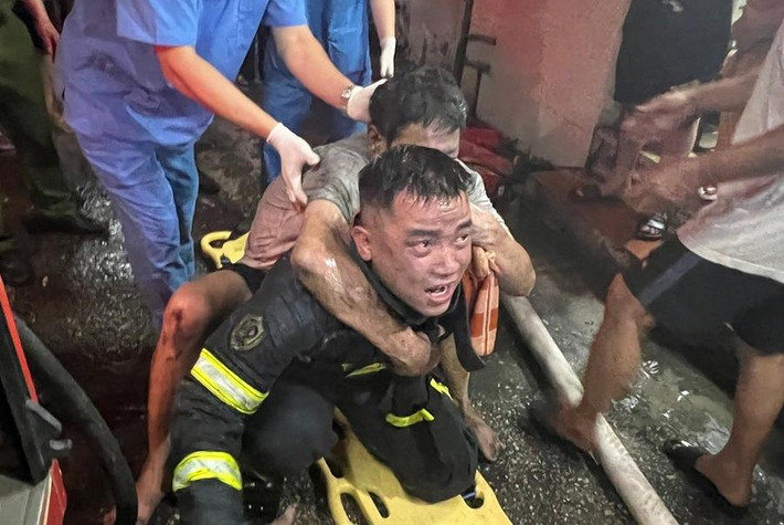 Bằng các biện pháp nghiệp vụ, lực lượng Cảnh sát PCCC dập tắt đám cháy tại tầng 1 và mở cửa sổ các tầng trên để thoát khói, đồng thời cứu và di chuyển bốn người trong nhà ra ngoài an toàn, đưa đi bệnh viện cấp cứu.