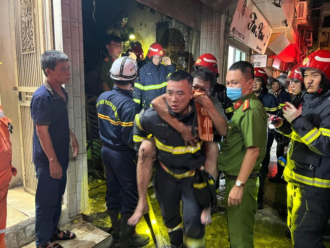 Hiện, nguyên nhân vụ cháy nhà lúc rạng sáng ở Hà Nội và thiệt hại về tài sản đang được điều tra làm rõ, thống kê.