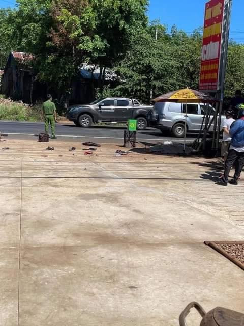 Va chạm với xe tải, 2 vợ chồng tử vong tại chỗ: Sáng 26/3, xe tải đi đến xã Minh Hưng, huyện Bù Đăng, tỉnh Bình Phước thì bất ngờ xảy ra va chạm với xe máy do anh Và Chá Xênh chở vợ là chị Lầu Y Dí (cùng 33 tuổi, quê Nghệ An). Cú va chạm mạnh khiến 2 vợ chồng ngã văng ra đường, tử vong tại chỗ.