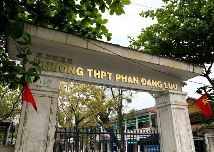 4 nữ sinh, một giáo viên thực tập bị bỏng sau vụ nổ khí gas: Trong khi tham dự cuộc thi nấu ăn ngày 26/3, 4 nữ sinh và một giáo viên thực tập ở trường THPT Phan Đăng Lưu (huyện Phú Vang, Thừa Thiên - Huế) bị bỏng sau vụ tai nạn bất ngờ. Được biết, 5 nạn nhân chỉ bị bỏng nhẹ.