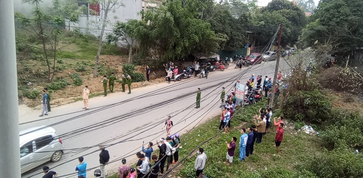 Ông Kiên cho biết thêm, đến thời điểm hiện tại đám cháy đã được kiểm soát. Hiện nay, đám cháy chỉ còn âm ỉ do quán hát có nhiều vật liệu dễ cháy.