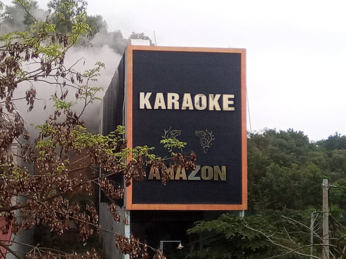 Theo thông tin ban đầu, vụ cháy quán hát karaoke, khói bốc cao hàng trăm mét xảy ra vào khoảng 9h ngày 12/3, tại Quán hát Karaoke ở Thị trấn Sông Thao (huyện Cẩm Khê tỉnh, Phú Thọ).