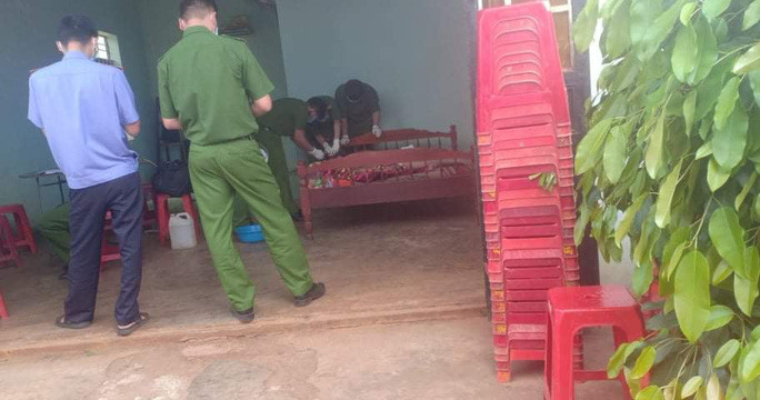 Xích mích với hàng xóm, 1 người bị đánh tử vong: Giữa ông Nguyễn Văn Tân (ngụ xã Ea Kuăng, huyện Krông Pắk, tỉnh Đắk Lắk) và ông B. (hàng xóm ông Tân) có xích mích với nhau từ trước. Tối 11/3, giữa ông Tân và ông B. lại xảy ra mâu thuẫn, xô xát nhau. Ông Tân đã đâm tử vong ông B. Ngày 12/3, Công an huyện Krông Pắk cho biết đang tạm giữ ông Tân để điều tra về hành vi giết người.