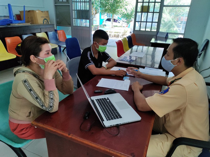 2 mẹ con bị xử phạt vì con nằm chạy xe máy, đăng Facebook: Ngày 12/3, Công an tỉnh Bà Rịa-Vũng Tàu đã lập biên bản xử phạt vi phạm hành chính về lĩnh vực trật tự an toàn giao thông đối với bà N.T.H.T (xã Long Phước, TP Bà Rịa) vì giao xe máy cho con trai chưa đủ tuổi lưu thông và một số lỗi khác. Tổng mức phạt tiền chung đối với bà T. là 2,8 triệu đồng; buộc khôi phục lại nguyên trạng ban đầu của xe.
