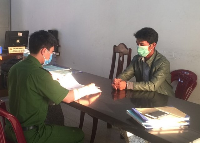 Lên mạng mua vàng giả rồi lừa đảo là vàng thật để cầm cố: Trần Văn Tam (tên gọi khác là Tâm, SN 1985, trú tỉnh Bình Phước) sau khi mua sợi dây chuyền vàng giả Tam đã đưa đến một tiệm cầm đồ ở huyện Đắk R’lấp, tỉnh Đắk Nông do anh L.S.C. làm chủ để cầm cố với giá 7 triệu đồng, nghi ngờ đồ là giả anh L. đã báo công an. Ngày 12/3, Công an huyện Đắk R’lấp đang tạm giữ Tam để điều tra về hành vi lừa đảo chiếm đoạt tài sản.