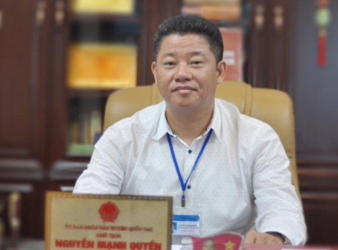 Ông Nguyễn Mạnh Quyền sinh năm 1975; quê quán xã Đại Cường, huyện Ứng Hoà, thành phố Hà Nội. Ông có trình độ Tiến sĩ Quản lý hành chính công, Cử nhân hành chính, Cử nhân Kinh tế, Cử nhân ngoại ngữ; Cao cấp lý luận chính trị. Ông là Thành uỷ viên, Phó Chủ tịch UBND thành phố Hà Nội nhiệm kỳ 2016-2021. Trước đó, ông từng giữ chức vụ Giám đốc Sở Kế hoạch và Đầu tư Hà Nội.