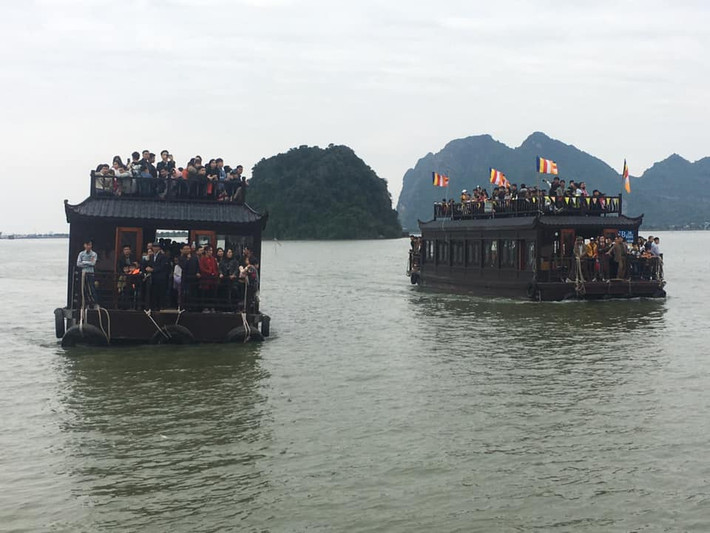 Thuyền lớn hoạt động hết công suất. Dù giá đi thuyền là 200.000 đồng/người nhưng nhiều người vẫn chấp nhận vì họ không còn lựa chọn, bởi có thời điểm nhân viên bán vé thông báo hết vé xe điện.