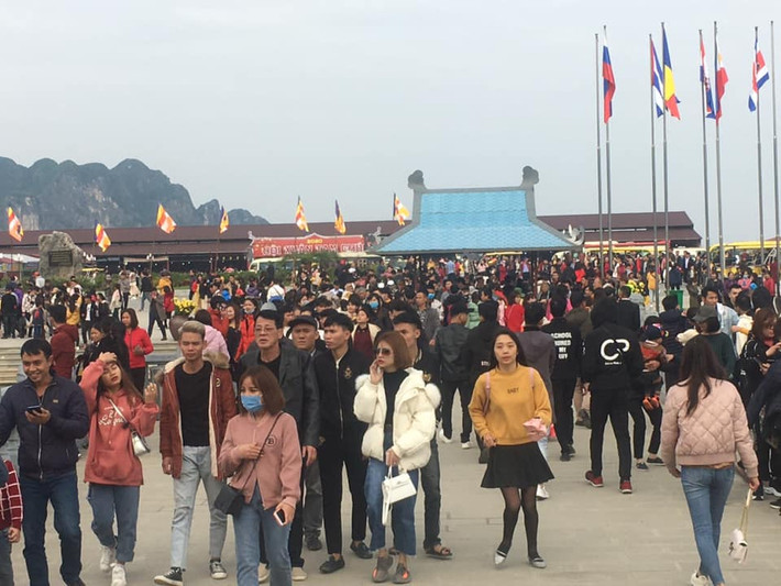 Những ngày đầu năm mới Tết Canh Tý 2020 hàng nghìn người dân và du khách thập phương đã đổ về chùa Tam Chúc – chùa lớn nhất thế giới tại thị trấn Ba Sao, huyện Kim Bảng, tỉnh Hà Nam.