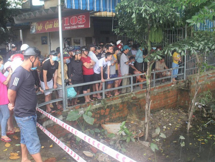 7. Sau 11 ngày mất tích, thi thể người phụ nữ được tìm thấy dưới cống thoát nước: Sáng 22/10, người dân phát hiện thi thể một người phụ nữ đang trong quá trình phân hủy tại khu vực cống Phú Thọ (phường Phước Hòa), trên người vẫn đang mang áo mưa. Nạn nhân được xác định là bà N.T.M.D (SN 1977, quê ở thôn An Bình, xã Thanh An, huyện Cam Lộ, Quảng Trị) được xác định mất tích từ 11 ngày trước.