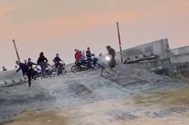 Nhóm đua xe ném đá vào CSGT ở Sài Gòn: Ngày 29/3, Công an huyện Bình Chánh, TP HCM đang truy tìm nhóm thanh thiếu niên tập tụ đua xe, ném đá vào lực lượng CSGT khi bị phát hiện, xảy ra trên địa bàn. Trước đó, nhận được tin báo, lực lượng chức năng tới hiện trường để giải tán thì nhóm thanh thiếu niên này ném đá CSGT rồi nẹt pô bỏ đi.