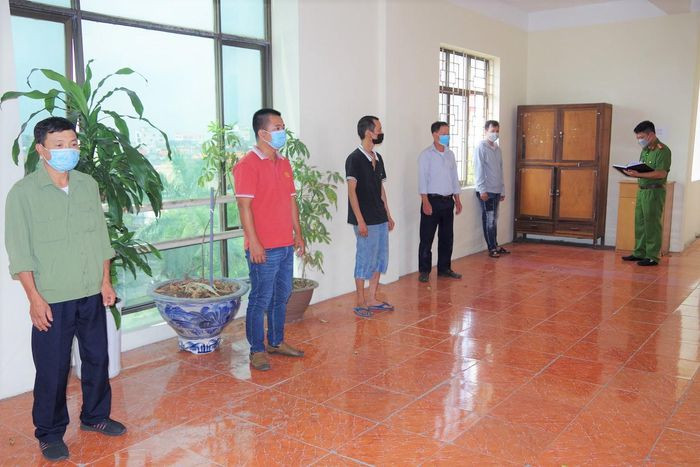 Bảo vệ và công nhân trộm hơn 5,5 tấn nhôm phế liệu của Công ty: Phát hiện Công ty Shinyang Metal Korel (thuộc huyện Cẩm Giàng, tỉnh Hải Dương) có sơ hở trong việc quản lý nhôm phế liệu nên các đối tượng đã cấu kết thực hiện hành vi trộm cắp hơn 5,5 tấn nhôm đem bán lấy tiền chia nhau. Ngày 11/8, 5 đối tượng này đã bị Công an tỉnh Hải Dương bắt giữ.