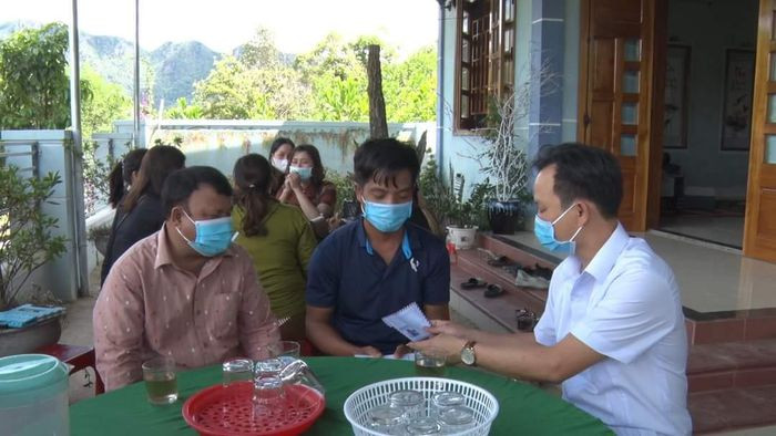 Một bé gái bị ong vò vẽ đốt tử vong: Ngày 11/8, tại huyện A Lưới, tỉnh Thừa Thiên - Huế, khi 3 cháu bé này trèo hái nhãn thì vô tình đụng phải một tổ ong vò vẽ. Đàn ong vò vẽ đã lao ra đốt. Cả 3 cháu đã được người nhà đưa đi cấp cứu, tuy nhiên, một bé gái 6 tuổi đã tử vong với hơn 10 vết đốt.