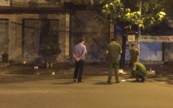 Quản lý rủ đồng bọn bắn thương vong 2 người: Mâu thuẫn vì 4 triệu đồng tiền nợ của nữ nhân viên quán karaoke, Nguyễn Hữu Quyết (SN 1992, trúy Thường Tín, Hà Nội) đã cùng nhiều đối tượng khác dùng súng tự chế bắn 2 người thương vong. Ngày 12/8, VKSND TP Hà Nội cho biết đã hoàn tất cáo trạng truy tố nhóm đối tượng này.