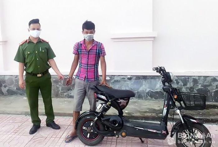 Ăn trộm xe đạp điện khi chủ nhân đang mải tắm sông: Trời nóng, nam sinh để xe đạp điện trên bờ rồi xuống sông tắm, nhưng lúc quay lên, chiếc xe đã mất. Qua điều tra, Nguyễn Văn Linh (SN 1989, thị trấn Nam Đàn, Nghệ An) là đối tượng trộm chiếc xe đạp điện này và bán cho một cửa hàng sửa xe với giá 1,5 triệu đồng. Ngày 12/8, Linh bị CA Nam Đàn bắt giữ.