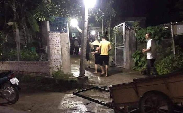 Bé trai 7 tuổi sạc điện thoại bị điện giật tử vong: Tối 11/8, cháu L.Nh. (7 tuổi, trú huyện Thanh Thủy, tỉnh Phú Thọ) được bố nhờ sạc điện thoại. Sau đó, bố cháu bé đi tắm. Khi tắm xong vào nhà, người bố phát hiện con trai nằm co quắp, tay vẫn cầm điện thoại nên tiến hành sơ cứu, nhưng nạn nhân không qua khỏi.