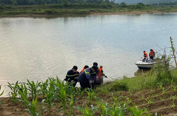 Để lại quần áo, tư trang trên bờ, người phụ nữ nghi nhảy sông: Chiều 11/8, tại khu vực sông Hiếu (TX Thái Hòa, Nghệ An) bà Đ.T.D (SN 1957, trú tại phường Quang Tiến) đã lại một số quần áo, tư trang để lại trên bờ rồi nghi nhảy sông tự tử. Sáng 12/8, lực lượng cứu nạn cứu hộ đã tìm thấy thi thể người phụ nữ cách vị trí để lại đồ đạc khoảng 1km.