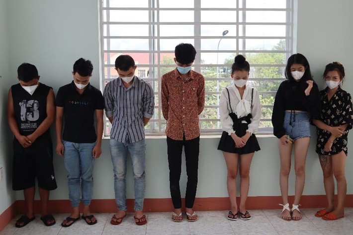 7 thanh niên ở Bình Phước phê ma túy tại nhà: Rạng sáng 6/9, Công an TP.Đồng Xoài (Bình Phước) đột kích vào một căn nhà trên địa bàn phường Tân Đồng. Tại đây, Công an phát hiện nhóm thanh niên đang tụ tập sử dụng ma túy, bay lắc trong tiếng nhạc chát chúa. Những thanh niên này có độ tuổi từ 17 đến 26 tuổi. Qua xét nghiệm nhanh, 7 người này đều dương tính với chất ma túy.