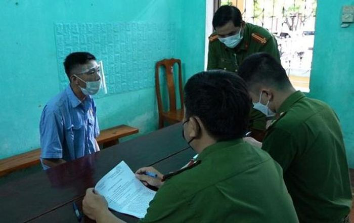 Cãi nhau, chồng trẻ chém nhiều nhát vào người vợ: Do mâu thuẫn cã vã, Đinh Xuân Giáo (SN 1979, trú huyện Bố Trạch. Quảng Bình) sau khi dùng dao chém vợ mình là chị Đặng Thị Tuyết L (SN 1973), Giáo đã rời khỏi hiện trường, bỏ trốn vào rừng cao su. Ngày 6/9, Công an huyện Bố Trạch cho biết, đang tạm giữ Giáo để điều tra.