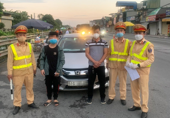 Giấu trẻ em trong cốp ô tô để qua chốt kiểm soát dịch: Sáng 6/9, lực lượng chức năng tại chốt kiểm soát dịch COVID-19 ( huyện Thường Tín, Hà Nội) kiểm tra ô tô biển số TP.HCM do Trịnh Văn Khoa (35 tuổi) điều khiển thì phát hiện 1 bé trai trong cốp xe. Khoa khai được một người phụ nữ ở Hà Đông (Hà Nội) thuê chở cháu bé về Thái Bình để kịp năm học mới.