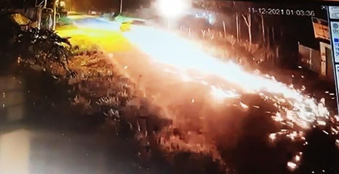 Xe bán tải kéo lê xe máy biển xanh tháo chạy tóe lửa 2km: Ngày 12/12, Công an huyện Củ Chi (TP.HCM) cho biết, rạng sáng 11/12, bị Công an xã An Nhơn Tây chốt chặn kiểm tra, nam tài xế bất hợp tác, tông xe máy biển xanh và kéo lê phương tiện này tháo chạy gần 2km thì bị lực lượng chức năng bắt giữ.