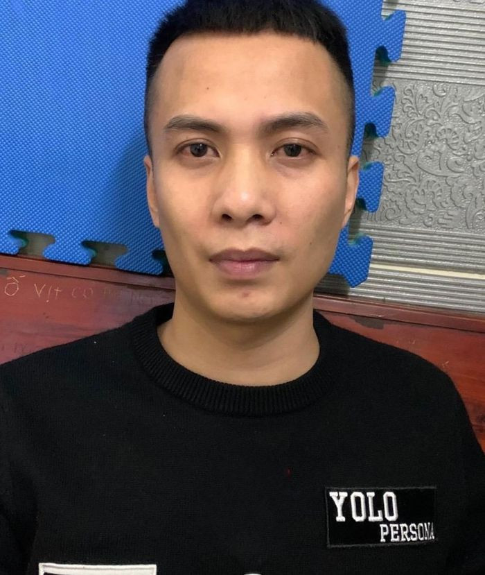 Rút dao bầu đâm trọng thương người khác vì mâu thuẫn tiền bạc: Do mâu thuẫn với anh T. (SN 1984, trú quận Đống Đa, Hà Nội) về tiền bạc, Nguyễn Văn Hưng (SN 1990, trú cùng địa phương) đã rút dao đâm anh T. 2 phát rồi bỏ trốn khỏi hiện trường. Anh T được người dân đưa đi bệnh viện Xanh Pôn cấp cứu và xác định tỷ lệ tổn thương cơ thể sơ bộ là 39%. Ngày 12/12, Công an quận Đống Đa cho biết đã khởi tố Hưng.