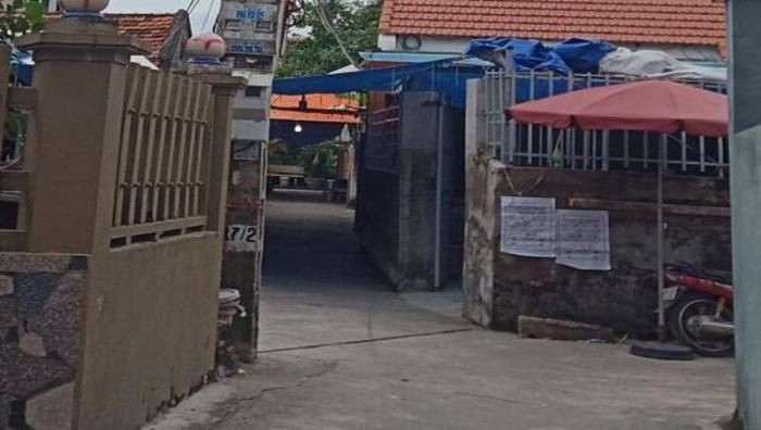 Mâu thuẫn gia đình, anh trai đổ xăng đốt và bị tử vong cùng em gái: Do mâu thuẫn trong gia đình, người anh là V. X.S (SN 1969, trú huyện Cẩm Giàng, Hải Dương)đã đổ xăng xung quanh sân nhà rồi đốt khiến anh S. và em gái là V.T.T (SN 1972, trú cùng địa phương) chết cháy. Ngày 24/10, Công an tỉnh Hải Dương cho biết đang điều tra, làm rõ.