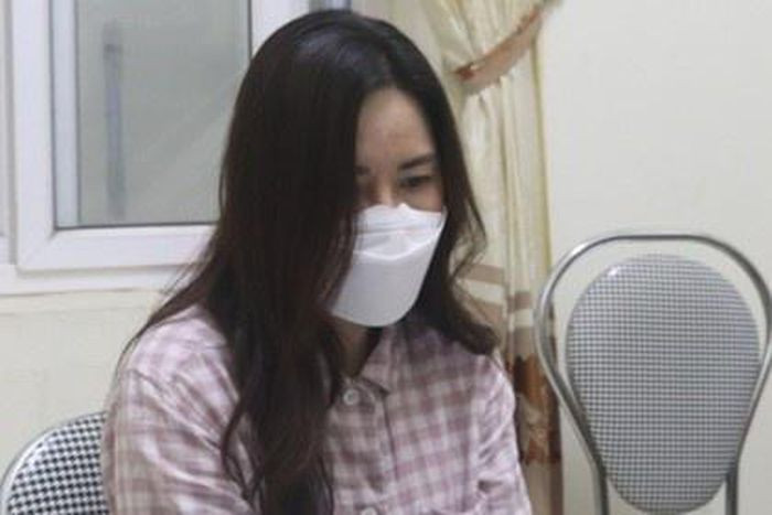 Người phụ nữ "thổi" giá bất động sản, chiếm đoạt hơn 50 tỷ đồng: Nông Thị Phượng (43 tuổi, ở TP Cao Bằng, tỉnh Cao Bằng) đã liên kết với một số người để buôn bán, sử dụng bất động sản trả nợ. Bằng thủ đoạn "thổi" giá đất, bị can đã chiếm đoạt hơn 50 tỷ đồng. Ngày 24/10, Phượng bị Công an tỉnh Cao Bằng bắt tạm giam.