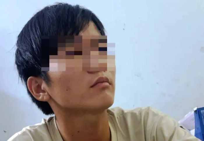 Trộm thiết bị rồi đăng bán trên mạng, nhờ người yêu ship hàng: Trần Công Thẩm (20 tuổi, ở Đà Nẵng) là kỹ thuật viên thường xuyên mua hàng nên khi biết kho đóng cửa đã đến lấy trộm, đăng lên mạng bán rồi nhờ người yêu đóng gói, ship đi tỉnh. Công an thẩm định giá các thiết bị mà Thẩm trộm trị giá đến 200 triệu đồng. Ngày 24/10, Công an quận Cẩm Lệ cho biết đã khởi tố Thẩm.