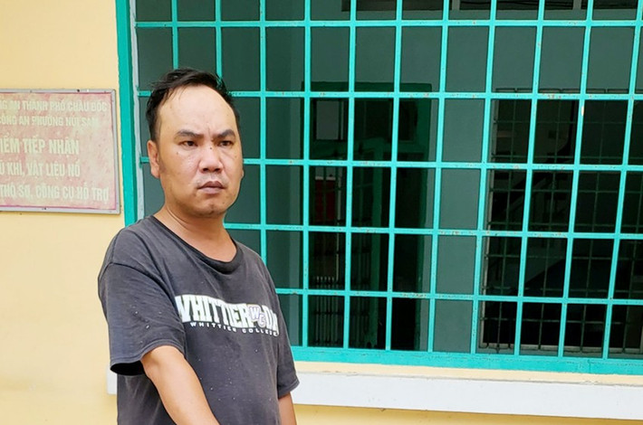 Giả danh trung tá ở Bộ Công an lừa tiền 9 phụ nữ: Đinh Thành Hiếu (40 tuổi, ngụ TP HCM) lên mạng xã hội đặt mua một bộ cảnh phục Công an nhân dân và bộ lon cấp tá với giá 2,2 triệu đồng. Sau đó, Hiếu sử dụng Zalo tìm những phụ nữ có nhiều tiền để kết bạn. Quá trình tiếp cận, Hiếu đã gửi ảnh mình đang mặc cảnh phục và nói dối đang công tác ở Bộ Công an để mượn tiền. Tin tưởng, có 9 phụ nữ đã chuyển hơn 126 triệu đồng cho Hiếu. Ngày 14/4, Hiếu bị Công an TP Châu Đốc tạm giữ để điều tra.
