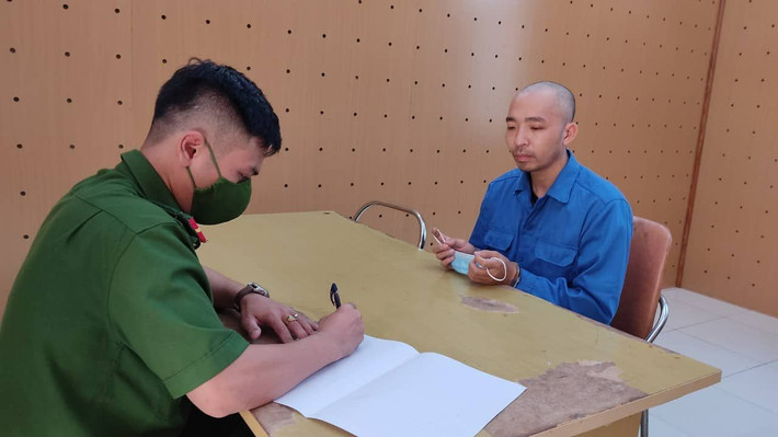 Giả danh công an, lừa tình và tiền cùng lúc 2 phụ nữ: Trần Minh Thiều (32 tuổi, trú tại tổ 3, khu 1, phường Vĩnh Niệm, quận Lê Chân, Hải Phòng) sau khi giả danh công an, lợi dụng quan hệ tình cảm với chị P.T.V (20 tuổi) và H.T.P (36 tuổi, cùng trú huyện Nam Sách, tỉnh Hải Dương) đã chiếm đoạt của họ 259 triệu đồng. Ngày 23/9, Công an huyện Nam Sách đã khởi tố bị can, bắt tạm giam Trần Minh Thiều về tội “lừa đảo chiếm đoạt tài sản”.