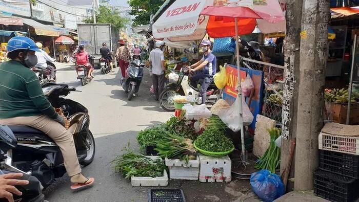 Đang bán rau, người phụ nữ bị đuổi chém như "phim hành động": Chị T.T.T.D. (SN 1991, trú phường Hiệp Thành, quận 12, TP HCM) đang bán rau trên đường thì bị T.V.T. (khoảng 34 tuổi, trú cùng địa phương) đuổi chém. Khi nạn nhân hoảng hốt bỏ chạy trốn vào trong một căn phòng thì nam thanh niên đuổi theo, chém liên tiếp vào cánh cửa, may mắn được người khác can ngăn chị D. mới thoát thân. Ngày 15/11, Công an phường Hiệp Thành cho biết đang điều tra, làm rõ.