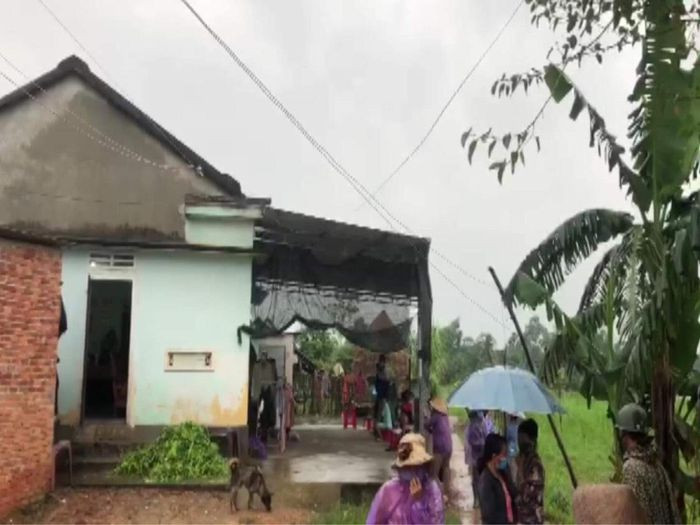 Cháu bé 4 tuổi bị lưỡi dao găm vào cổ tử vong: Trong lúc lời qua tiếng lại trong bữa cỗ, Nguyễn Công Bông (30 tuổi, TP Quảng Ngãi) chạy xuống nhà, lấy con dao ném ra sân với mục đích hăm dọa. Vô tình lưỡi dao rơi khỏi cán, đâm trúng vào cổ cháu Y. khiến nạn nhân tử vong. Ngày 15/11, Công an TP Quảng Ngãi cho biết đang điều làm rõ.