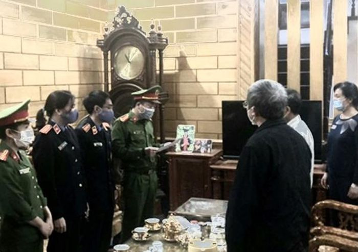 Khởi tố nguyên Giám đốc Trung tâm phát triển quỹ đất: Lợi dụng chức vụ lãnh đạo Trung tâm phát triển quỹ đất huyện Thanh Liêm, Hà Nam, Trần Văn Hà đã chỉ đạo cấp dưới thực hiện nhiệm vụ trái quy định, gây thiệt hại lớn cho Ngân sách Nhà nước. Ngày 15/11, Công an tỉnh Hà Nam cho biết đã khởi tố bị can đối với ông Hà.